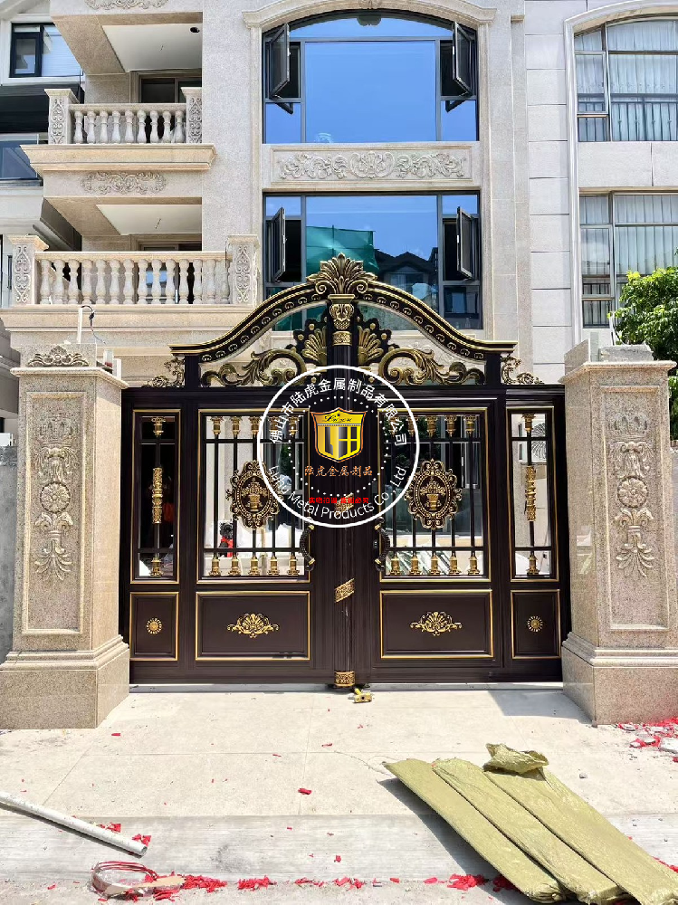 别墅大门口朝向和门型怎么搭？陆虎金属给你三条建议